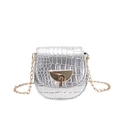 Silberne Mini-Satteltasche mit Krokostruktur, goldener Schließe und Kettenriemen - Silber
