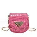 Magenta Umhängetasche aus Kunstleder mit Krokostruktur und goldener Kette - Rosa
