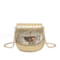 Goldene Umhängetasche mit Krokodilprägung, Metallic-Effekt und goldener Kette - Gold