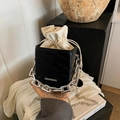 Mini sac seau bicolore Rich Rabbit en cuir noir et blanc avec chaîne en argent - Noir