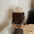 Mini sac bourse Rich Rabbit en cuir marron avec chaîne argentée et cordon de serrage - Marron