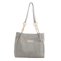 Graue Falten-Tote-Tasche mit goldener Kette und modischem Label-Detail in der Variantenansicht - Grau