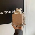 Sac seau marron clair minimaliste avec gaufrage et grosse chaîne en métal argenté - Kaki