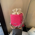 Sac boîte fuchsia en cuir avec gaufrage Rich Rabbit, chaîne argentée et cordon blanc - Rose
