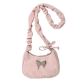 Rosafarbene Schultertasche mit Schmetterlings-Charm und gerafftem Trageriemen - Rosa