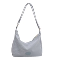 Minimalistische hellblaue Halbmond-Tote-Bag aus Falten-Nylon mit verstellbarem Gurt - Ohne Anhänger / Blau