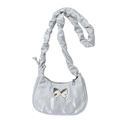 Silberne Halbmond-Schultertasche mit gerafftem Metallic-Stoff und Schmetterlingsdekor - Silber