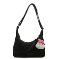 Sac fourre-tout noir minimaliste avec texture souple et pendentif en peluche - Avec Ornement / Noir