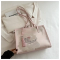 Dettaglio della borsa tote in seta rosa con raffinato ricamo di peonie e nappa lunga - Rosa