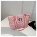 Detalle del bolso tote acolchado rosa con lazo plateado y correa de cadena oro - Rosa