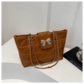 Detalle de bolso tote acolchado marrón en cuero sintético con lazo plateado y cadena - Marrón