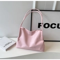 Primer plano detallado del bolso tote rosa en cuero PU con cordón lateral suave - Rosa