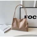 Detalle de bolso tote beige minimalista con nudo de cordón y correas finas de hombro - Caqui