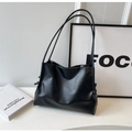 Detalle del bolso tote minimalista de cuero PU negro mate con nudo y correas delgadas - Negro
