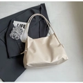 Detalle del bolso de hombro blanco roto con detalles de cordón y textura plisada suave - Blanco Roto
