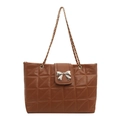 Gewatteerde caramelbruine lederen tote bag met zilveren strik en gouden ketting - Bruin