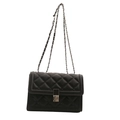Klassische schwarze Stepptasche mit silberner Kette und rechteckigem Verschluss - Schwarz