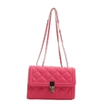 Modische magentafarbene Stepptasche mit Rautenmuster und goldener Kettenriemen - Rosenrosa