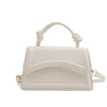 Bolso de mano blanco minimalista con asa de nudo y solapa ondulada de mujer - Blanco