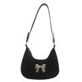Minimalistische schwarze Hobo-Schultertasche mit silberner Metallschleife auf Wildleder - Schwarz