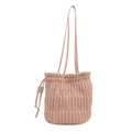Minimalistische rosa plissierte Beuteltasche mit vertikalen Texturen und Umhängeriemen - Rosa