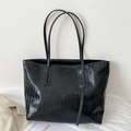 Bolso tote minimalista negro con textura de cocodrilo en relieve y correas largas - Negro