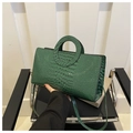 Dettaglio della borsa in PU verde smeraldo effetto coccodrillo con esclusivo manico tondo - Verde
