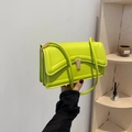 Bolso de hombro verde lima minimalista con cierre metálico y diseño de acordeón - Verde