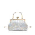 Elegante Muscheltasche aus Seide mit floraler Stickerei und goldenem Perlen-Handgriff - Blau