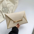 Pochette enveloppe dorée élégante avec motif écaillé et détails métalliques brillants - Beige