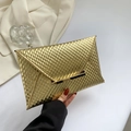 Pochette de soirée dorée style enveloppe avec texture écailles et fermeture en V chic - Doré