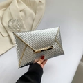 Pochette enveloppe argentée métallisée avec texture diamant et cadre doré pour soirée - Argenté