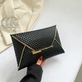 Pochette enveloppe élégante en cuir verni noir avec texture nid d'abeille et garniture dorée - Noir