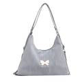Borsa hobo in nylon grigio-azzurro con fibbia a farfalla argentata e tracolla a catena - Blu