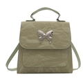 Mochila verde frijol con textura arrugada y adorno de mariposa de metal plateado - Verde