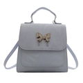 Sac à dos en cuir PU bleu clair avec boucle papillon argentée et texture plissée élégante - Bleu