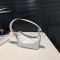 Minimalistische weiße Leder-Achseltasche mit breitem Gurt und silbernem Reißverschluss - Weiß