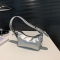 Silberne Metallic-Tasche mit breitem Schultergurt und seitlichem Reißverschluss - Silber