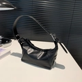 Minimalistische schwarze Schultertasche aus Wachsleder mit breitem, verstellbarem Gurt - Schwarz