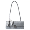 Sac bandoulière en velours gris argenté avec boucle métallique et foulard en soie décoratif - Argenté