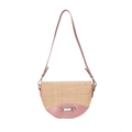 Bolso tipo silla de paja rosa y beige con correa de cuero y hebilla metálica - Rosa