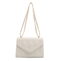 Bolso bandolera blanco acolchado con cadena dorada y solapa de sobre minimalista - Blanco