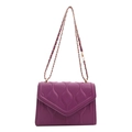 Bolso de hombro acolchado morado oscuro con cadena dorada y costuras de ondas - Morado