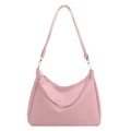 Sac hobo en cuir PU rose avec chaîne argentée et bandoulière réglable sur fond blanc - Rose