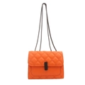 Sac bandoulière matelassé orange vif à la mode avec fermoir noir et chaîne en métal - Orange