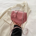 Borsa a tracolla rosa con patta ondulata e catena d'argento su blazer beige - Rosa