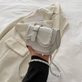 Mini borsa bianca a tracolla da donna con patta a onde e cinturino a catena argento - Bianco