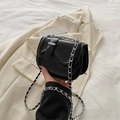 Borsa a tracolla nera con patta a onde e dettagli in catena metallica argento - Nero