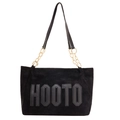 Bolso tote de ante negro con parche HOOTO y correa de cadena dorada sobre fondo blanco - Negro