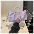 Details der hellvioletten Plisseetasche mit elegantem Perlengriff und goldenem Metall - Lila